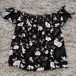 super cute over the shoulder american eagle shirt!